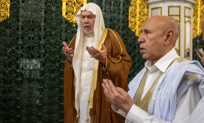 الرئيس الموريتاني يزور المسجد النبوي بالمدينة المنورة