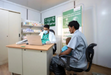 مركز الملك سلمان للإغاثة يقدم الرعاية الطبية لنازحي مخيم وعلان