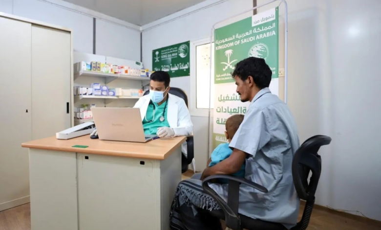 مركز الملك سلمان للإغاثة يقدم الرعاية الطبية لنازحي مخيم وعلان