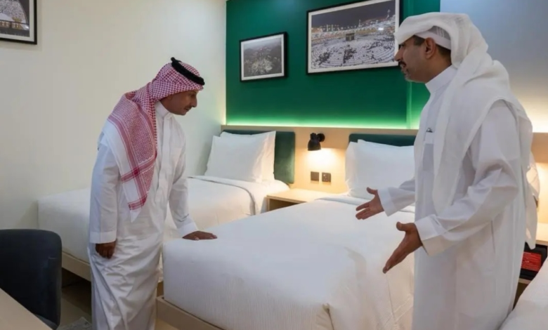 وزير السياحة يتفقد استعدادات الحج وجاهزية فنادق مكة