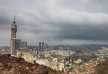 طقس مكة المكرمة: أجواء غائمة ورياح نشطة وتحذيرات الأرصاد