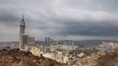 طقس مكة المكرمة: أجواء غائمة ورياح نشطة وتحذيرات الأرصاد