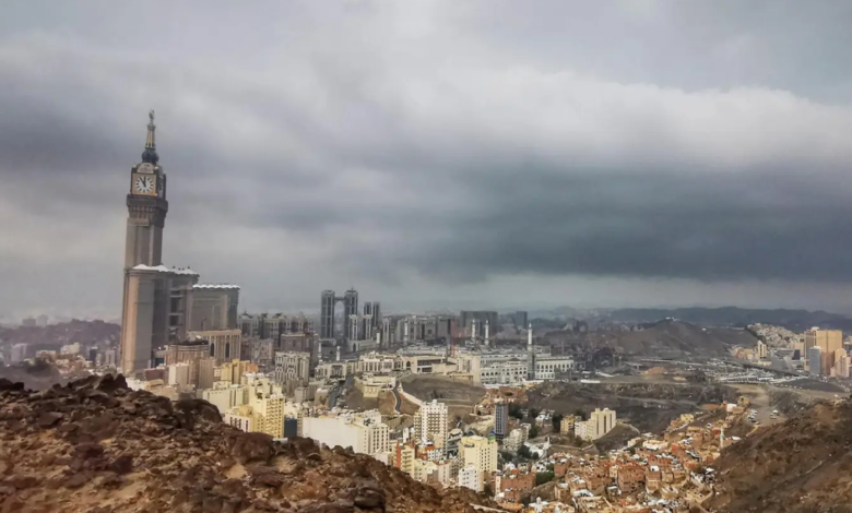 طقس مكة المكرمة: أجواء غائمة ورياح نشطة وتحذيرات الأرصاد