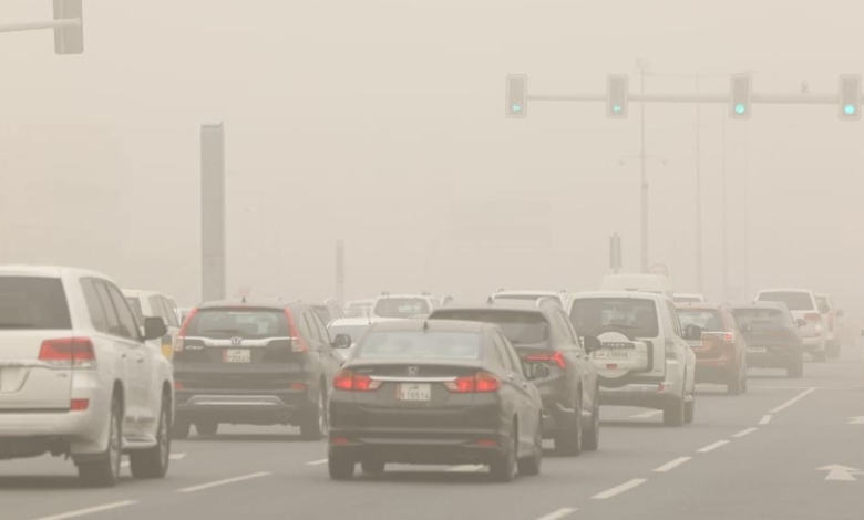 عواصف ترابية في الرياض: إنذار أحمر وتدني حاد في الرؤية