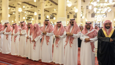 أمير الرياض يؤدي صلاة الميت على الأمير محمد بن فيصل