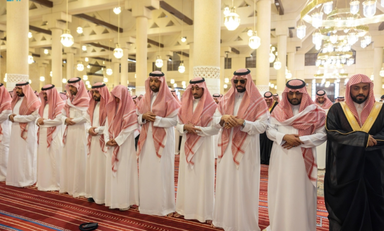 أمير الرياض يؤدي صلاة الميت على الأمير محمد بن فيصل