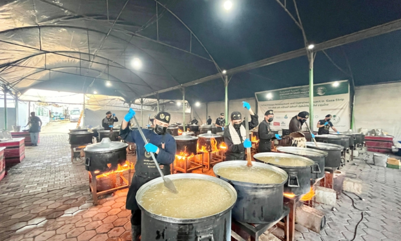 مركز الملك سلمان يوزع وجبات ساخنة ضمن مساعدات غزة