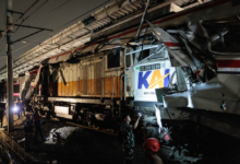 مصرع 16 سيدة في حادث قطار مروع في إندونيسيا