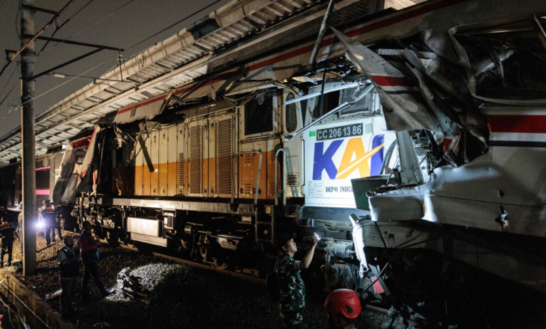 مصرع 16 سيدة في حادث قطار مروع في إندونيسيا