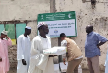مركز الملك سلمان للإغاثة يدعم النازحين في السودان بـ1500 كرتون تمر