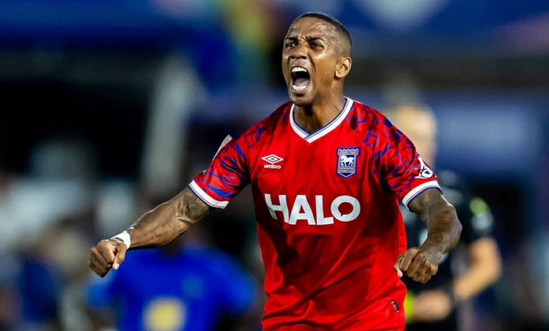 اعتزال أشلي يونغ: وداع أسطورة البريميرليغ بعد 23 عاماً