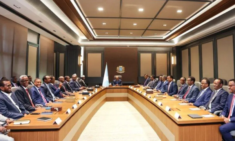 الرئيس الصومالي يتراجع عن تمديد ولايته لنزع فتيل الأزمة