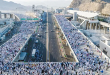 حجاج بيت الله يتوافدون إلى مشعر منى في يوم التروية