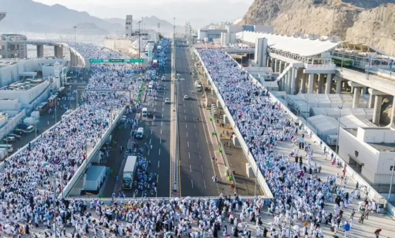 حجاج بيت الله يتوافدون إلى مشعر منى في يوم التروية