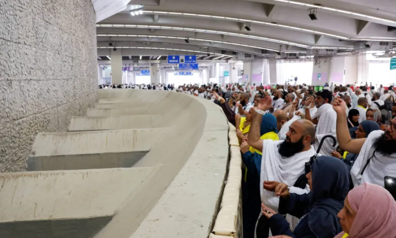 حجاج بيت الله يبدأون رمي جمرة العقبة الكبرى | مناسك الحج
