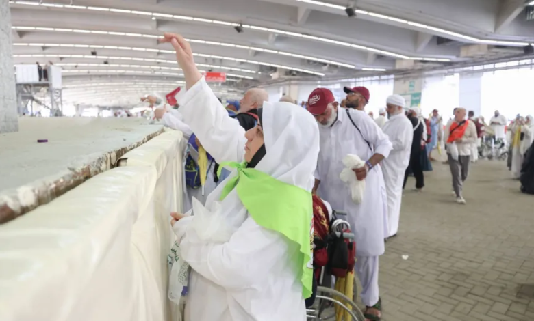 مناسك أيام التشريق: الحجاج يرمون الجمرات والمتعجلون يتأهبون