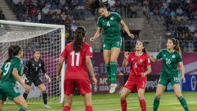 الضربات الرأسية وخطر الارتجاج: دراسة تحذر لاعبات كرة القدم