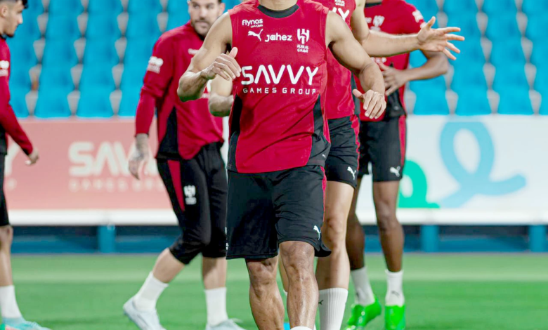الهلال يواجه الخليج في مباراة حاسمة بالدوري السعودي