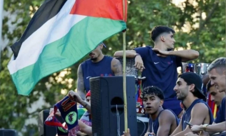 لامين يامال وعلم فلسطين: قصة تضامن في احتفالات برشلونة