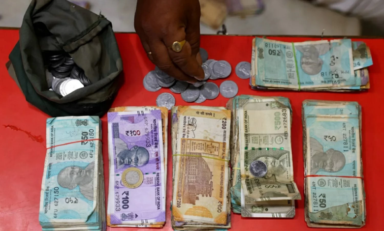The Indian rupee recovered following the central bank's intervention with 3 billion