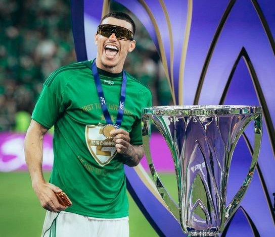 الأهلي السعودي يسعى لتمديد عقد مدافعه البرازيلي إبانيز