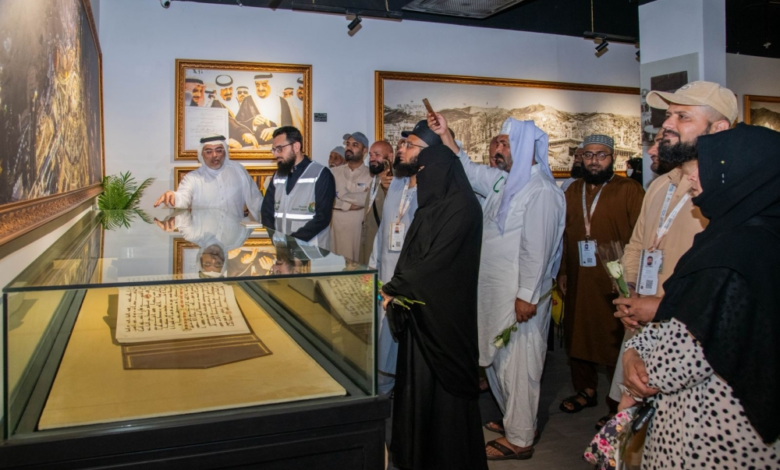 جامعة أم القرى تستقبل حجاج باكستان في واجهتها الثقافية بمكة