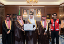 محافظ الأحساء يتسلم شهادة الامتثال الإسعافي من الهلال الأحمر