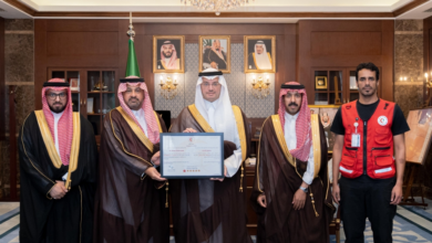 محافظ الأحساء يتسلم شهادة الامتثال الإسعافي من الهلال الأحمر