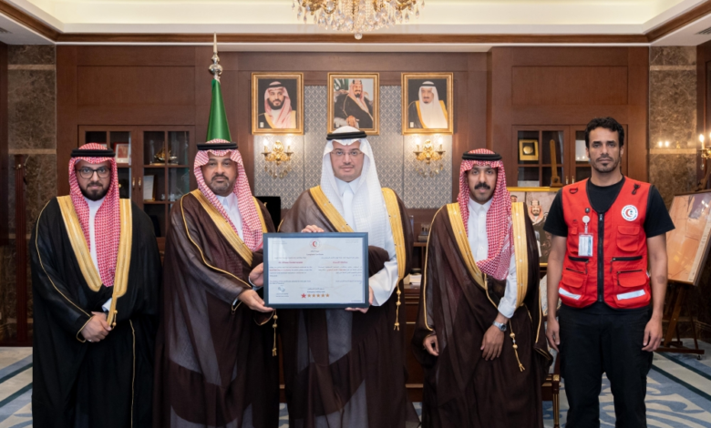 محافظ الأحساء يتسلم شهادة الامتثال الإسعافي من الهلال الأحمر