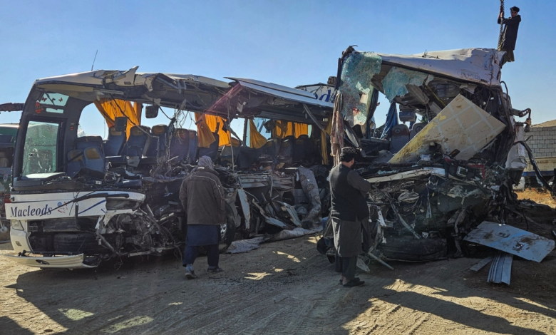 مصرع 16 في حادث إندونيسيا.. تصادم حافلة وصهريج وقود