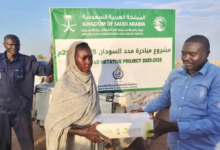 مركز الملك سلمان للإغاثة يدعم النازحين بالسودان بـ 1300 كرتون تمر
