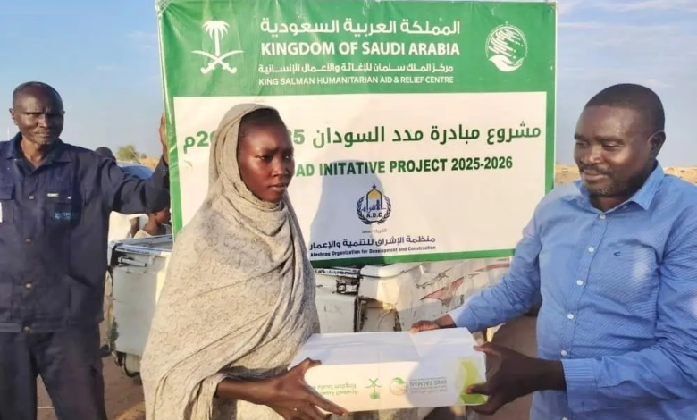 مركز الملك سلمان للإغاثة يدعم النازحين بالسودان بـ 1300 كرتون تمر