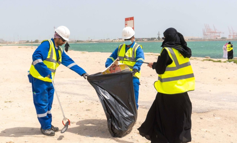 مبادرة لتنظيف شاطئ الجبيل الشرقي وحماية البيئة البحرية