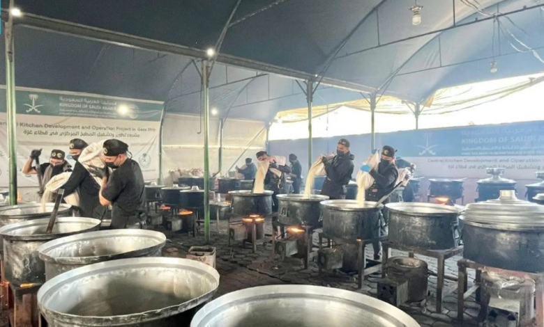 King Salman Center distributes 25,000 hot meals to displaced people in Gaza