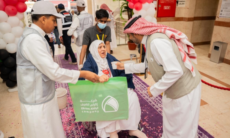 استقبال حجاج مصر: السعودية ترحب بضيوف الرحمن بالقهوة والورود