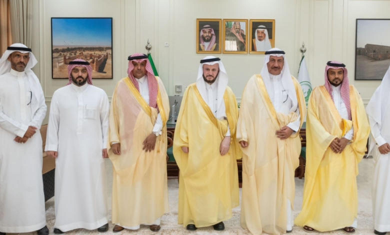 المياه الوطنية تضخ مياهاً معالجة لري طريق القريات الدولي