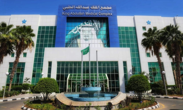 مجمع الملك عبدالله بجدة يعيد البصر لأم بعد ولادتها الأولى