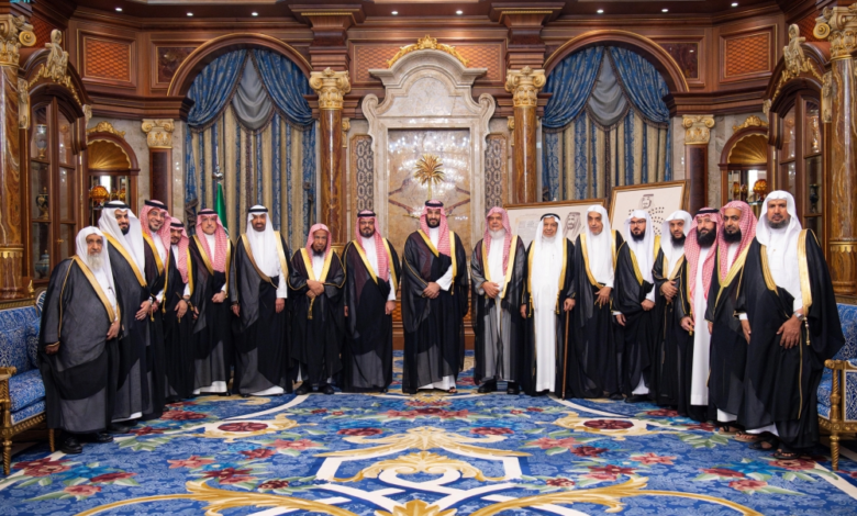 ولي العهد يستقبل وفد تكريم الملك لدعم تحفيظ القرآن
