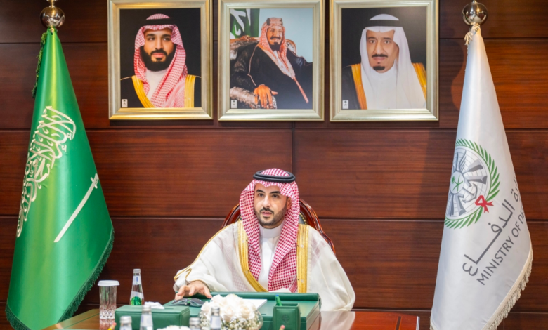 وزير الدفاع السعودي ومستشار الأمن البريطاني يبحثان تهدئة المنطقة