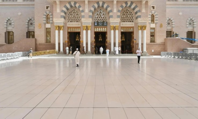 تبريد ساحات المسجد النبوي: مظلات عملاقة ورخام نادر