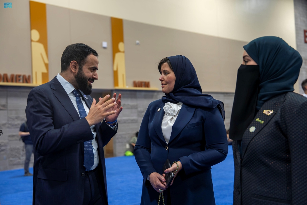 The cultural attaché in America with the Saudi national team at the exhibition