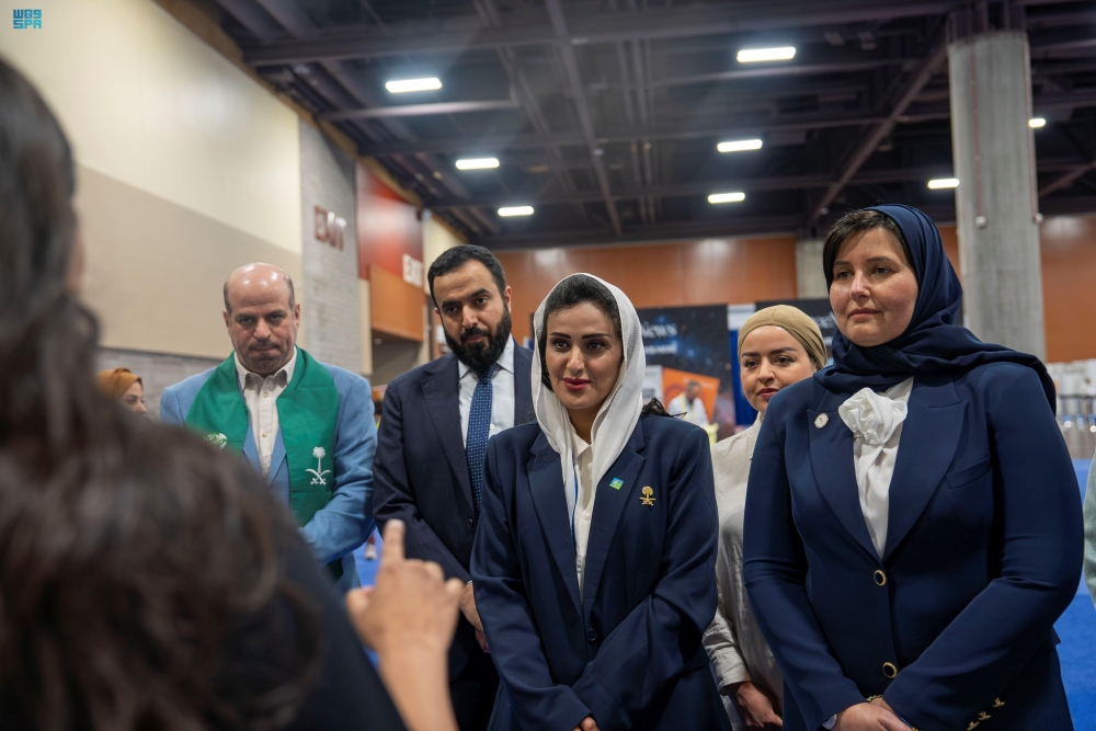 The cultural attaché in America with the Saudi national team at the exhibition