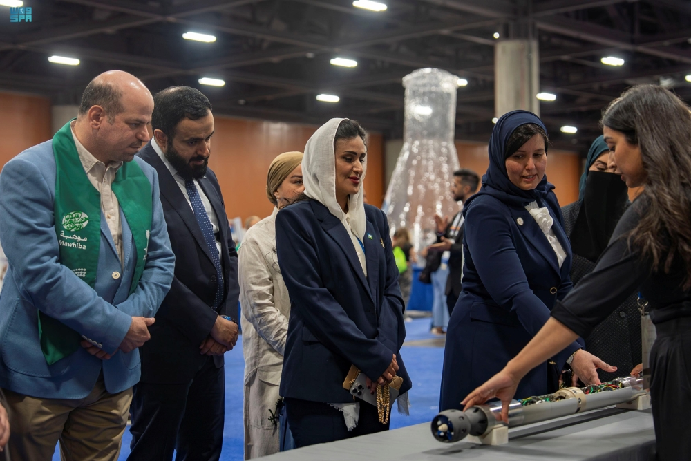 The cultural attaché in America with the Saudi national team at the exhibition
