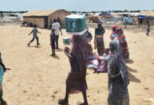 مساعدات سعودية في السودان: توزيع سلال غذائية وتمور للنازحين