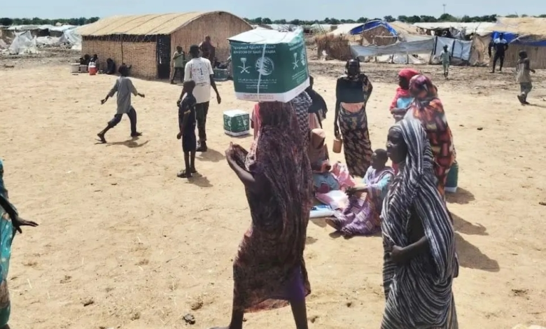 مساعدات سعودية في السودان: توزيع سلال غذائية وتمور للنازحين