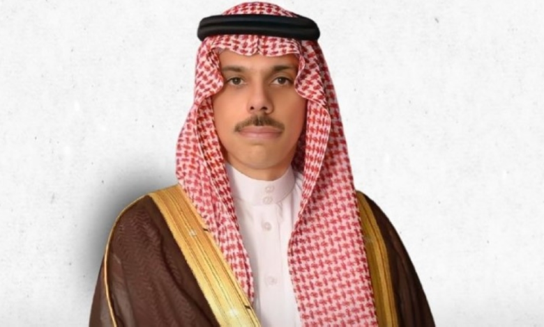 The Foreign Minister receives a call from his Kuwaiti counterpart to discuss the region