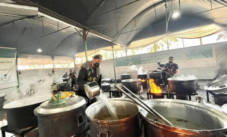 King Salman Relief Center distributes 24,500 hot meals in Gaza