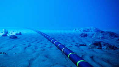 إيران تهدد الكابلات البحرية في مضيق هرمز: التداعيات