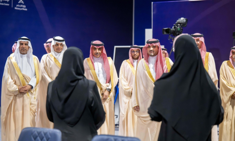 وزير الداخلية يتفقد ملتقى إعلام الحج لدعم التغطية الصحفية
