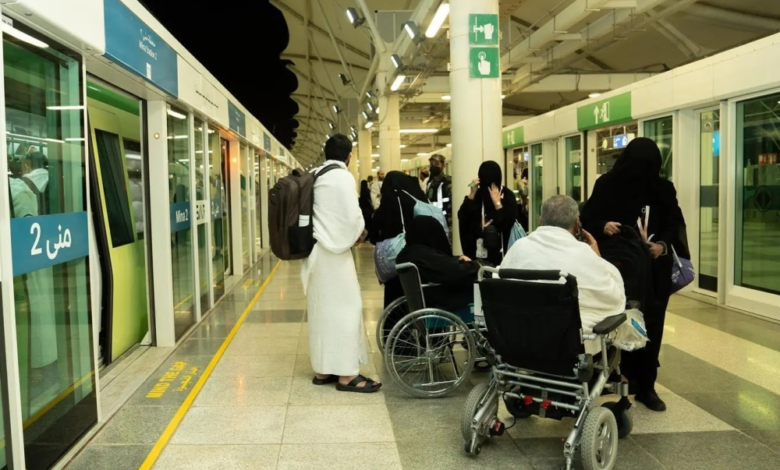 توافد ضيوف الرحمن إلى عرفات لأداء ركن الحج الأعظم